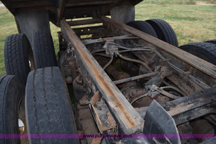 image for item L5980 1995 International 9500 grain truck