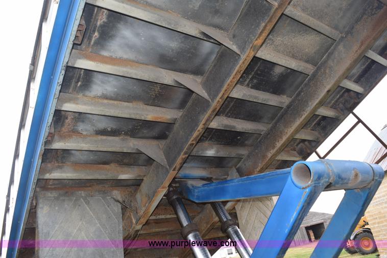 image for item L5980 1995 International 9500 grain truck