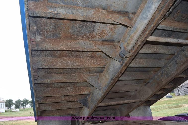 image for item L5980 1995 International 9500 grain truck