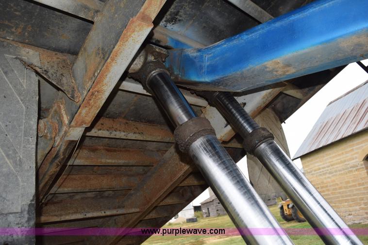 image for item L5980 1995 International 9500 grain truck