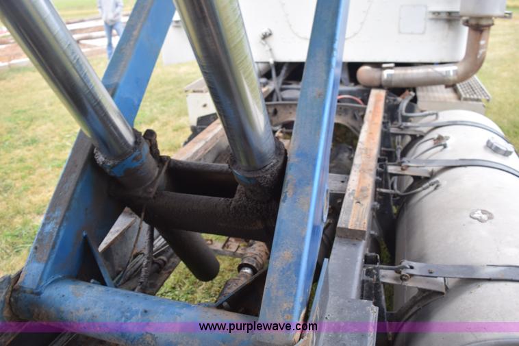 image for item L5980 1995 International 9500 grain truck