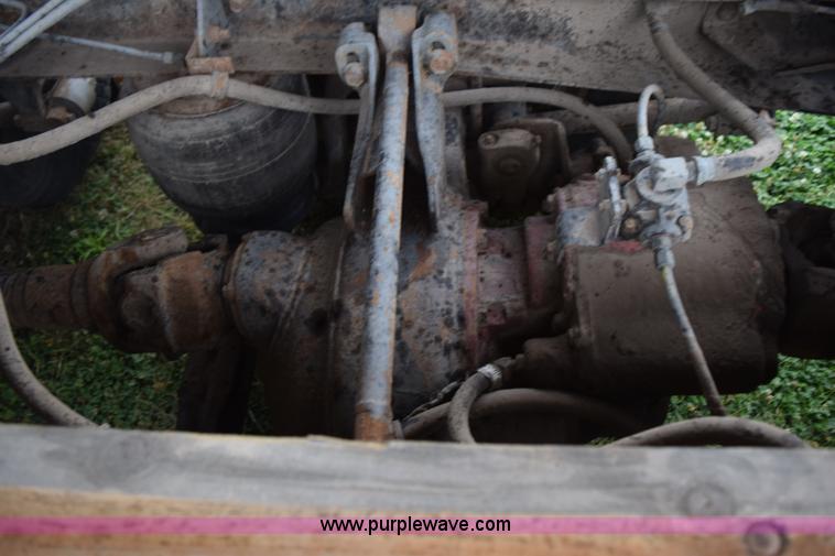 image for item L5980 1995 International 9500 grain truck