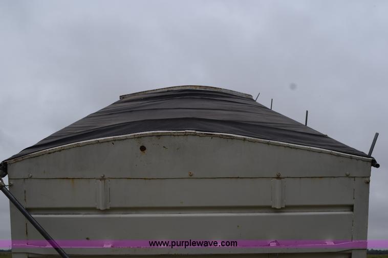 image for item L5980 1995 International 9500 grain truck