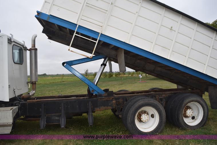 image for item L5980 1995 International 9500 grain truck