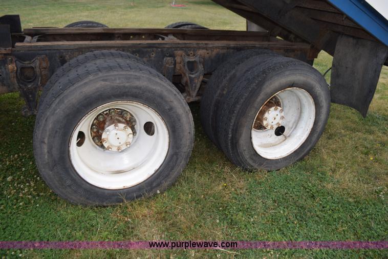 image for item L5980 1995 International 9500 grain truck