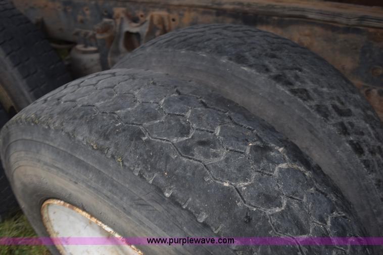 image for item L5980 1995 International 9500 grain truck