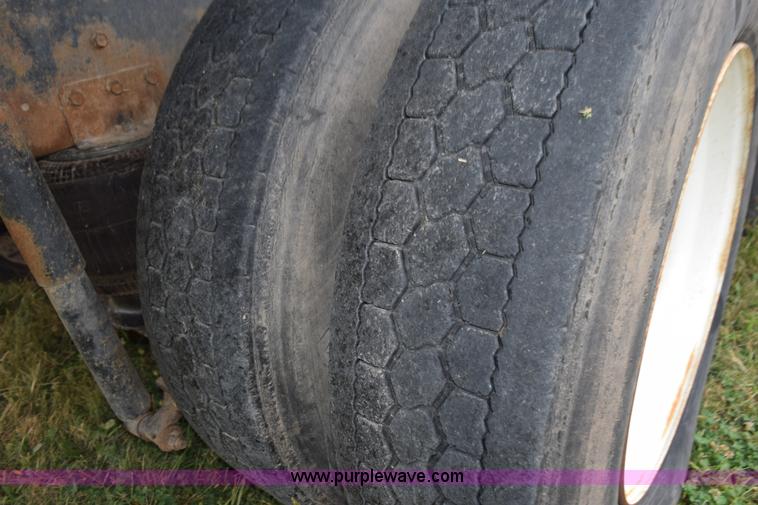 image for item L5980 1995 International 9500 grain truck