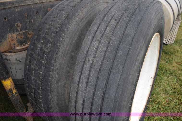 image for item L5980 1995 International 9500 grain truck