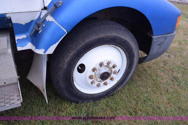 image for item L5980 1995 International 9500 grain truck