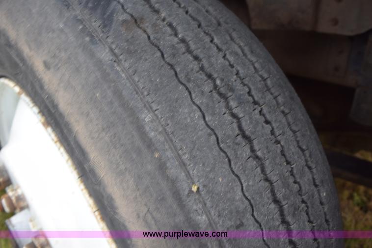 image for item L5980 1995 International 9500 grain truck