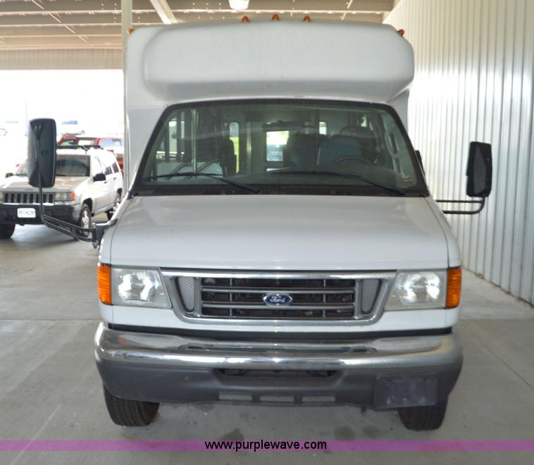 image for item AX9247 2006 Ford E350 Super Duty bus