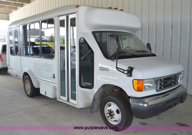 image for item AX9247 2006 Ford E350 Super Duty bus