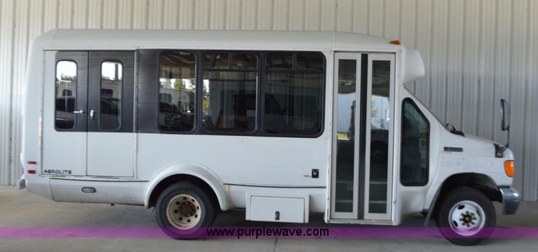 image for item AX9247 2006 Ford E350 Super Duty bus