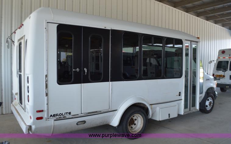 image for item AX9247 2006 Ford E350 Super Duty bus