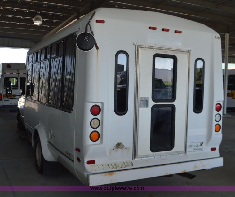 image for item AX9247 2006 Ford E350 Super Duty bus