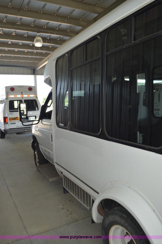 image for item AX9247 2006 Ford E350 Super Duty bus