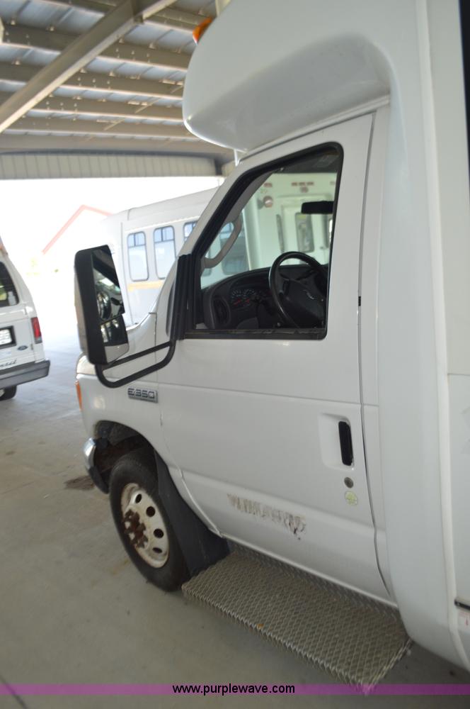 image for item AX9247 2006 Ford E350 Super Duty bus