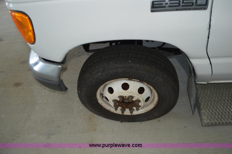 image for item AX9247 2006 Ford E350 Super Duty bus