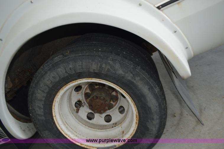 image for item AX9247 2006 Ford E350 Super Duty bus