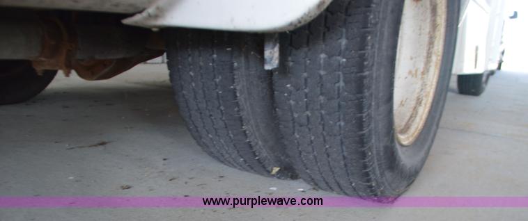 image for item AX9247 2006 Ford E350 Super Duty bus