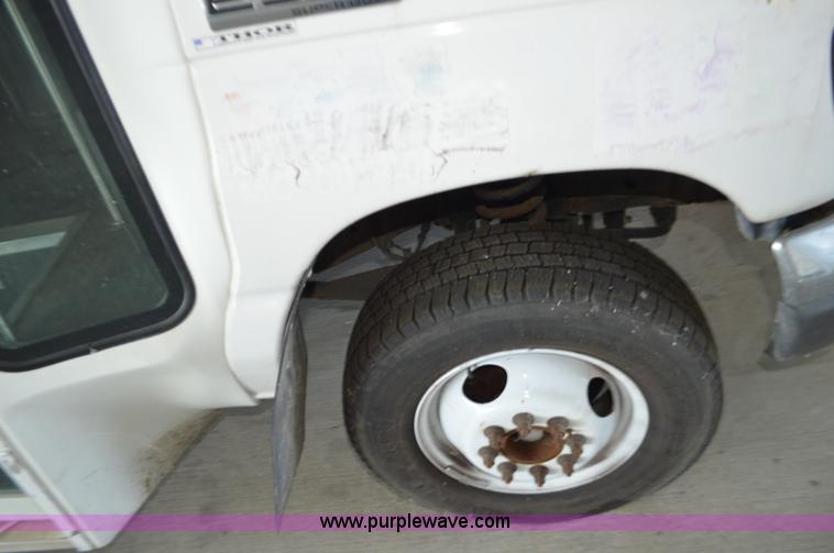 image for item AX9247 2006 Ford E350 Super Duty bus