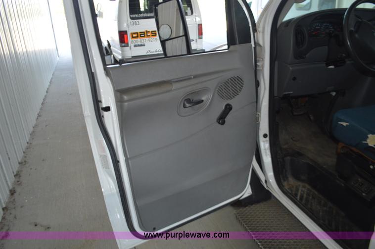 image for item AX9247 2006 Ford E350 Super Duty bus