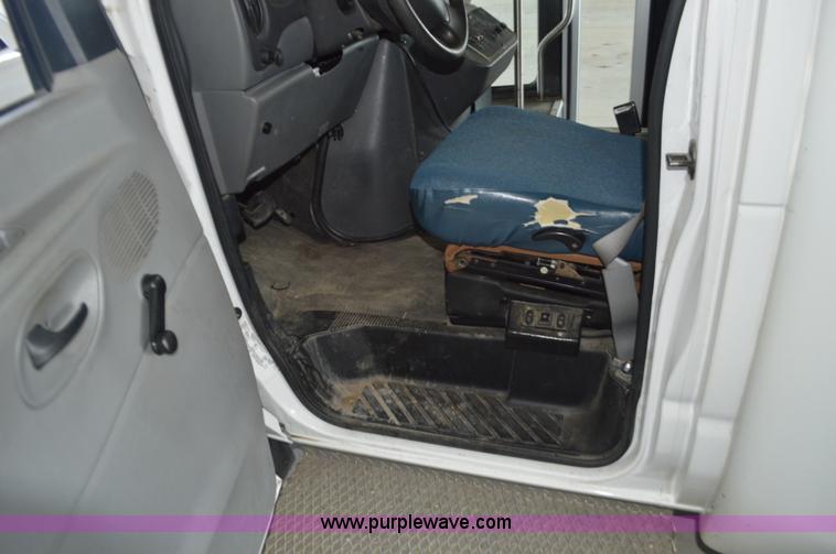 image for item AX9247 2006 Ford E350 Super Duty bus