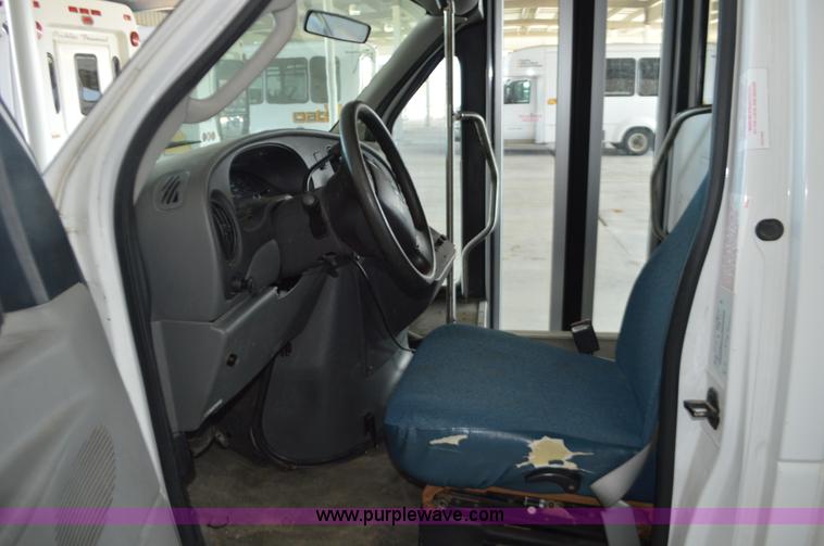 image for item AX9247 2006 Ford E350 Super Duty bus
