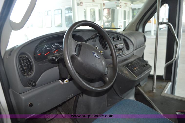 image for item AX9247 2006 Ford E350 Super Duty bus