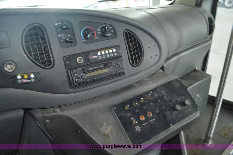 image for item AX9247 2006 Ford E350 Super Duty bus