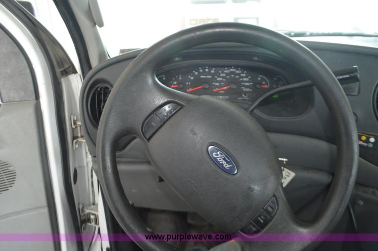 image for item AX9247 2006 Ford E350 Super Duty bus
