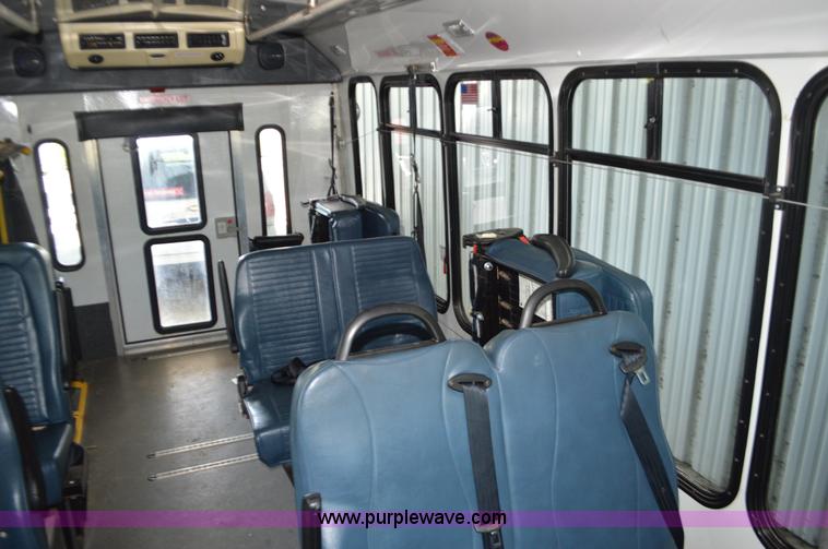 image for item AX9247 2006 Ford E350 Super Duty bus