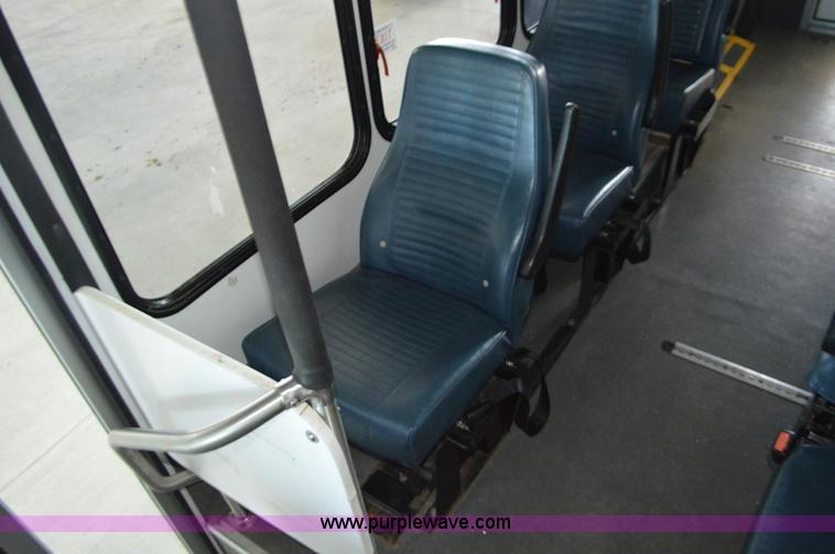 image for item AX9247 2006 Ford E350 Super Duty bus