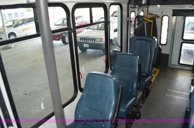 image for item AX9247 2006 Ford E350 Super Duty bus