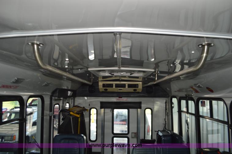 image for item AX9247 2006 Ford E350 Super Duty bus