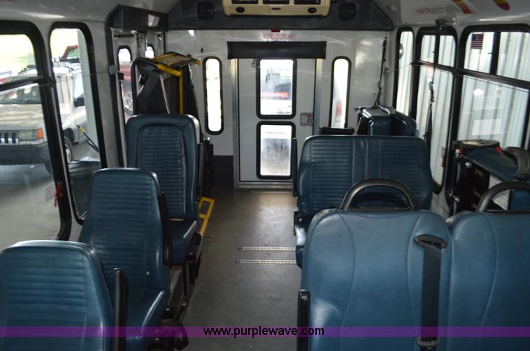 image for item AX9247 2006 Ford E350 Super Duty bus