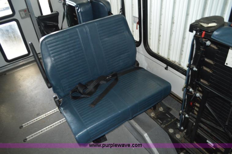 image for item AX9247 2006 Ford E350 Super Duty bus