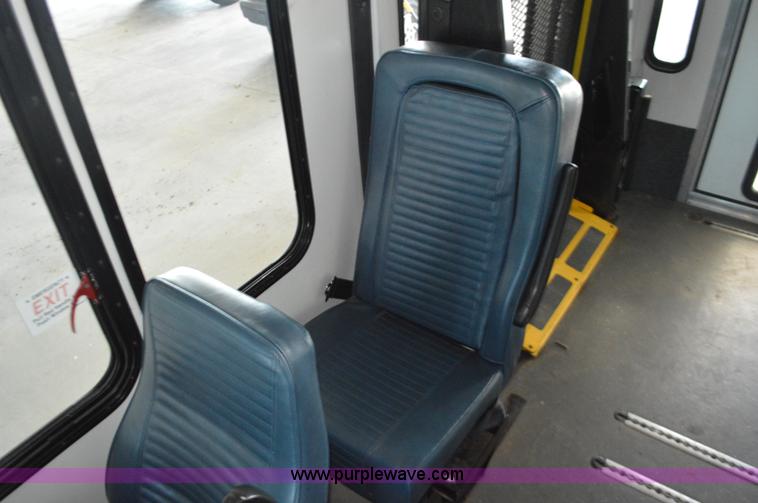 image for item AX9247 2006 Ford E350 Super Duty bus