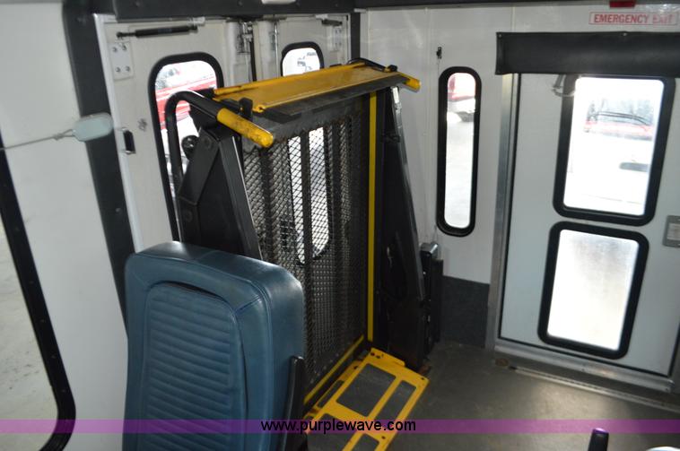 image for item AX9247 2006 Ford E350 Super Duty bus