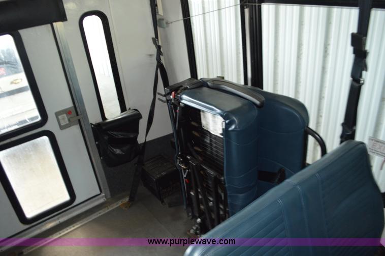 image for item AX9247 2006 Ford E350 Super Duty bus