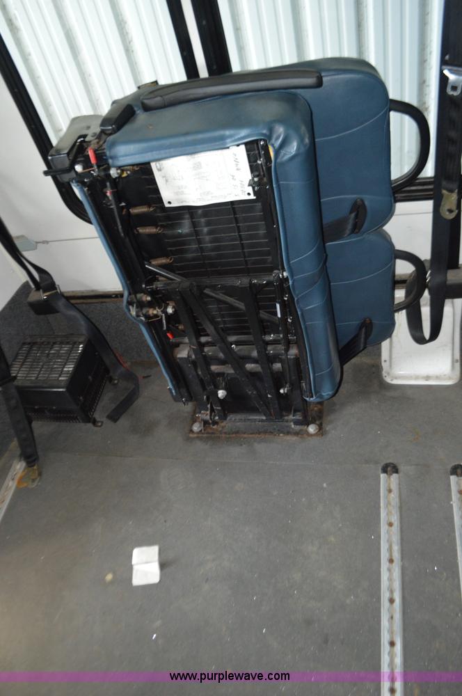 image for item AX9247 2006 Ford E350 Super Duty bus