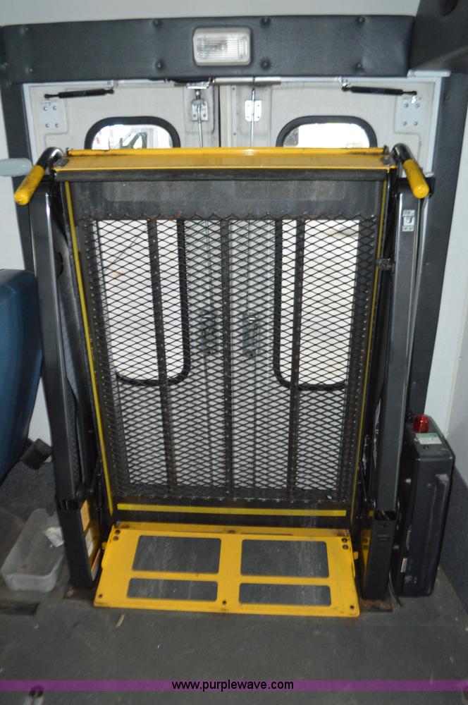 image for item AX9247 2006 Ford E350 Super Duty bus