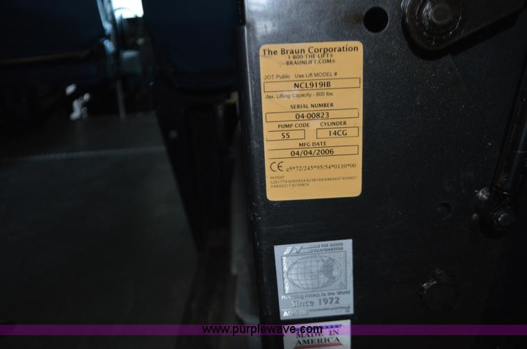 image for item AX9247 2006 Ford E350 Super Duty bus