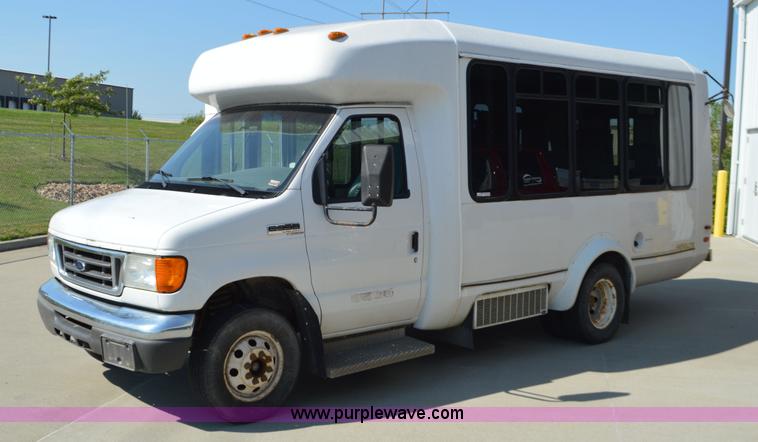 image for item AX9248 2006 Ford E350 Super Duty bus