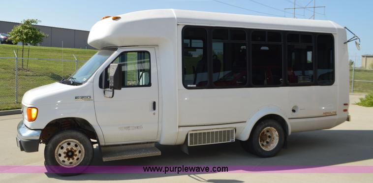 image for item AX9248 2006 Ford E350 Super Duty bus