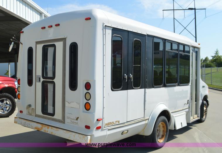 image for item AX9248 2006 Ford E350 Super Duty bus