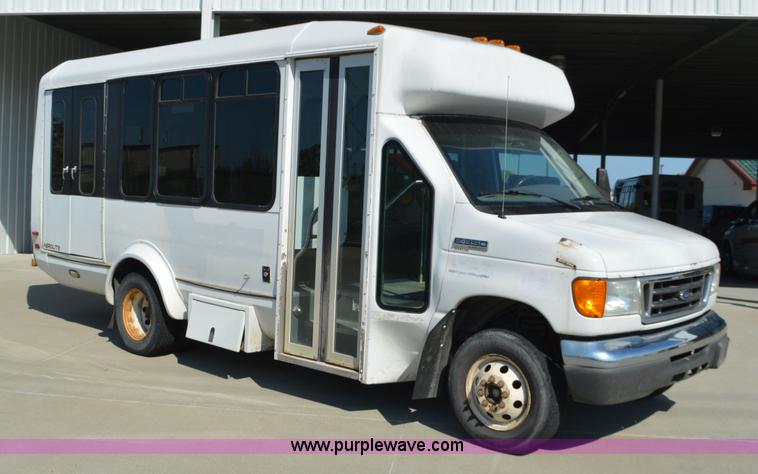 image for item AX9248 2006 Ford E350 Super Duty bus