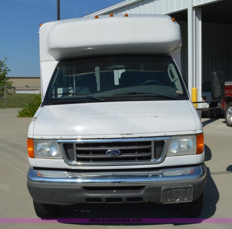 image for item AX9248 2006 Ford E350 Super Duty bus
