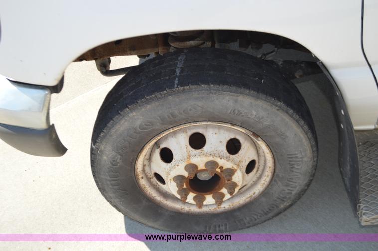 image for item AX9248 2006 Ford E350 Super Duty bus