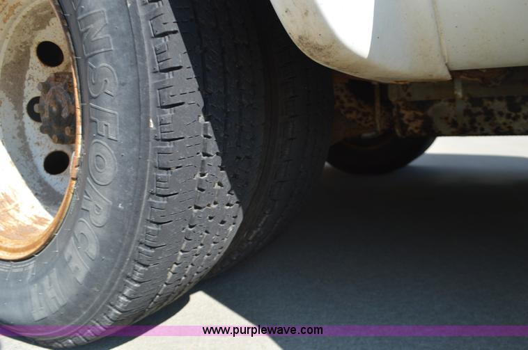 image for item AX9248 2006 Ford E350 Super Duty bus